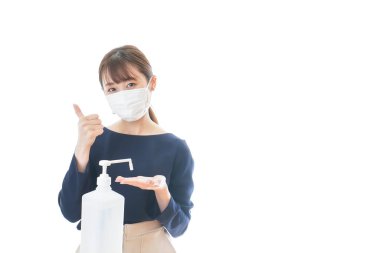 Dezenfekte eden genç bir kadın.