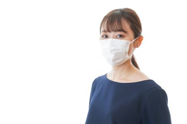 Yüz maskesi takan genç Asyalı kadın.