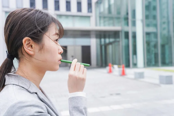 Jovem Empresária Fumando Cigarro Eletrônico — Fotografia de Stock