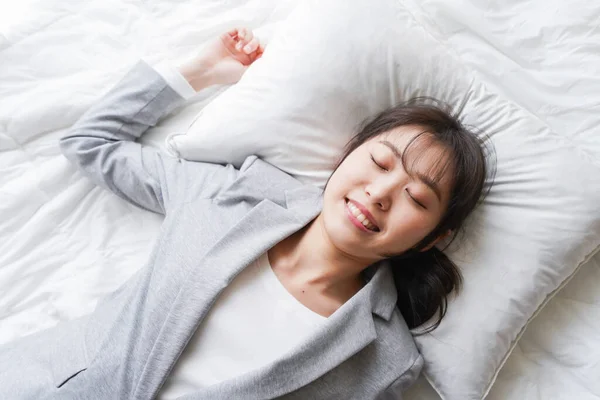 Joven Mujer Negocios Tomando Una Siesta Trabajo —  Fotos de Stock