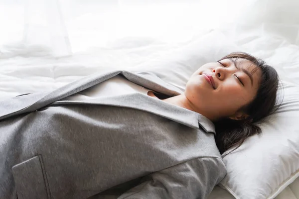 Wanita Bisnis Muda Tidur Siang Tempat Kerja — Stok Foto