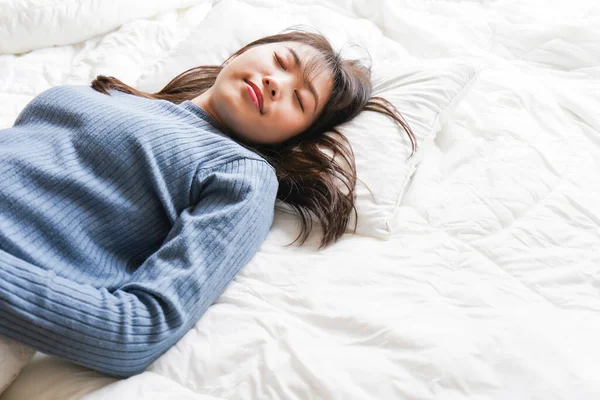 Wanita Asia Muda Tempat Tidur — Stok Foto