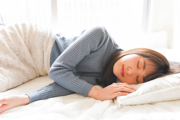ベッドの若いアジア人女性 — ストック写真