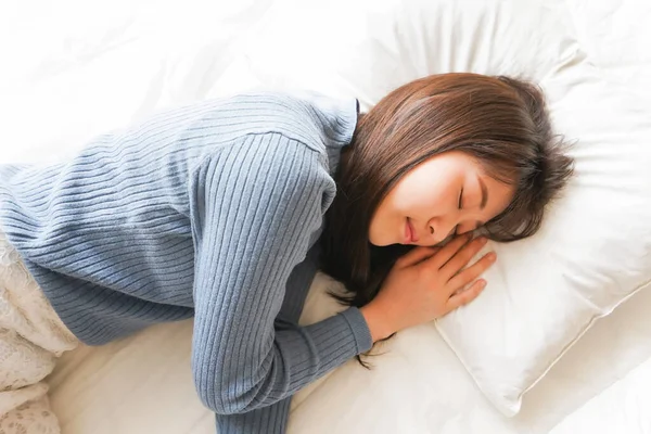 Young Asian Woman Bed — Stock Photo, Image