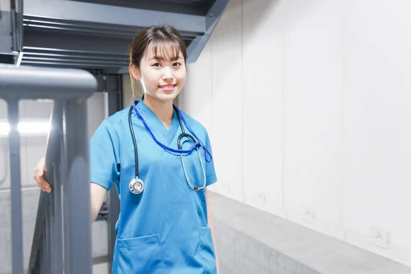 Jovem Enfermeira Asiática Nas Escadas — Fotografia de Stock