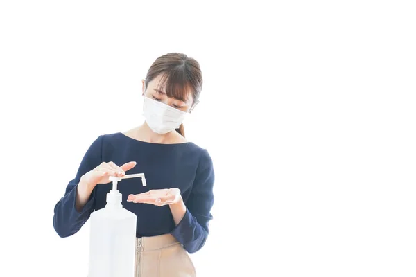 Mujer Joven Con Una Máscara Limpiándose Las Manos — Foto de Stock