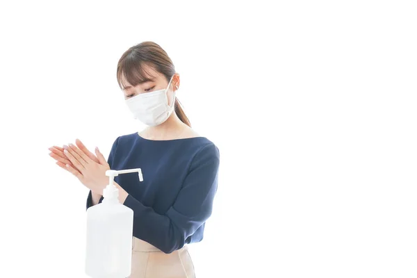 Jovem Mulher Usando Uma Máscara Limpando Mãos — Fotografia de Stock