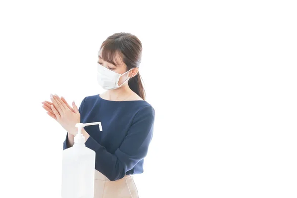 Jonge Vrouw Draagt Een Masker Schoonmaken Van Haar Handen — Stockfoto