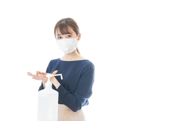 Jonge Vrouw Draagt Een Masker Schoonmaken Van Haar Handen — Stockfoto