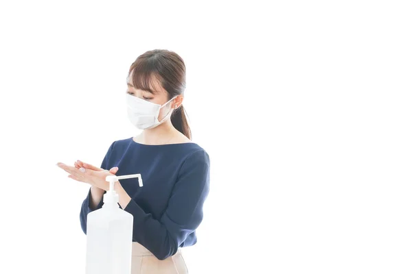 Jonge Vrouw Draagt Een Masker Schoonmaken Van Haar Handen — Stockfoto