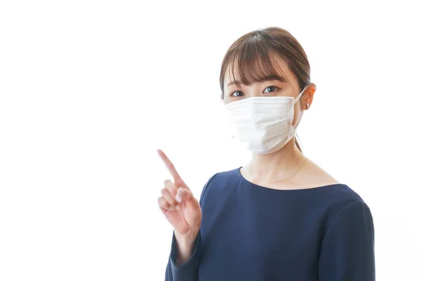 Νεαρή Γυναίκα Που Φοράει Μάσκα Δίνει Σήμα — Φωτογραφία Αρχείου