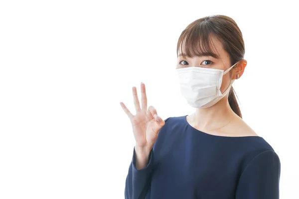 Jonge Vrouw Met Een Masker Die Iets Wijst — Stockfoto