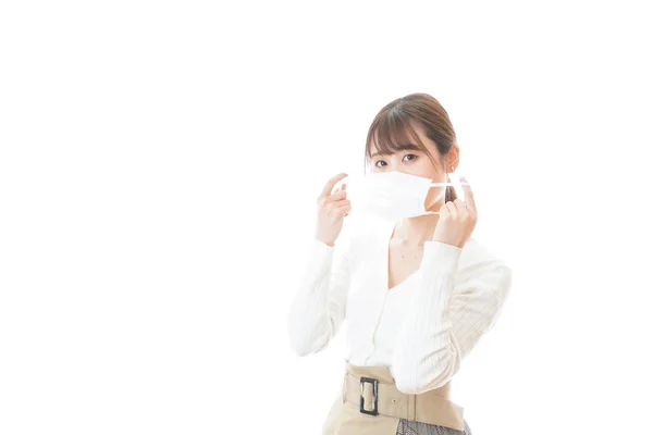 フェイスマスクをした若いアジア人女性 — ストック写真