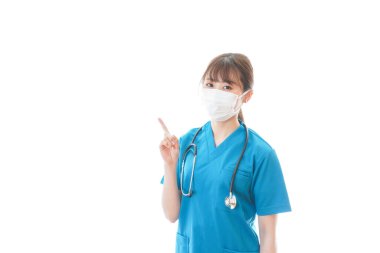 Beyaz arka planda tıbbi üniformalı ve koruyucu maskeli genç bir kadın Corona virüsü için çalışan bir tıp çalışanı. Karantina