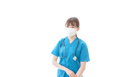 Beyaz arka planda tıbbi üniformalı ve koruyucu maskeli genç bir kadın Corona virüsü için çalışan bir tıp çalışanı. Karantina