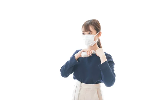 Jovem Mulher Usando Uma Máscara Medir Temperatura Corporal — Fotografia de Stock