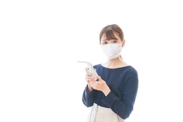 Νεαρή Γυναίκα Που Φοράει Μάσκα Μετρά Θερμοκρασία Του Σώματος — Φωτογραφία Αρχείου