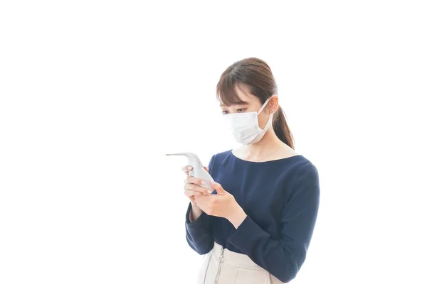 Νεαρή Γυναίκα Που Φοράει Μάσκα Μετρά Θερμοκρασία Του Σώματος — Φωτογραφία Αρχείου