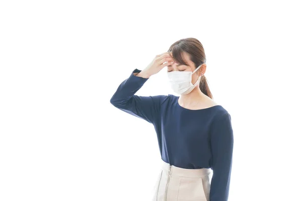 Jonge Vrouw Met Een Masker Met Symptomen Van Hoesten — Stockfoto