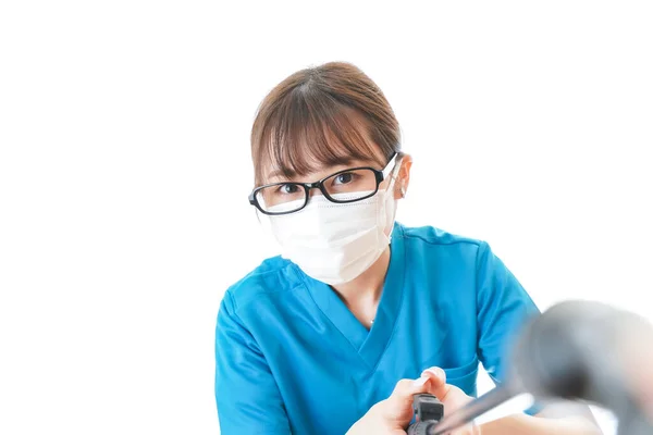 Ung Kvinna Medicinsk Uniform Och Skyddsmask Vit Bakgrund Medicinsk Arbetare — Stockfoto