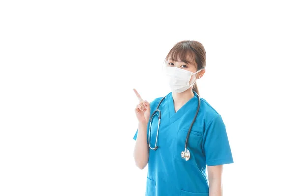 Ung Kvinna Medicinsk Uniform Och Skydd Mask Vit Bakgrund Medicinsk — Stockfoto
