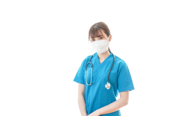 Νεαρή Γυναίκα Ιατρική Στολή Και Μάσκα Προστασίας Στο Λευκό Φόντο — Φωτογραφία Αρχείου