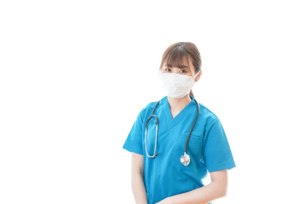 白い背景の医療制服と保護マスクの若い女性 新しいコロナウイルスのために働く医療従事者 — ストック写真