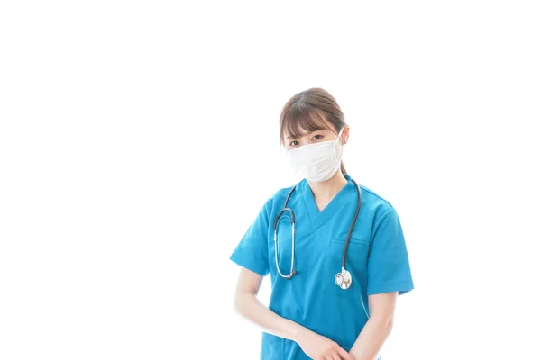 Νεαρή Γυναίκα Ιατρική Στολή Και Μάσκα Προστασίας Στο Λευκό Φόντο — Φωτογραφία Αρχείου
