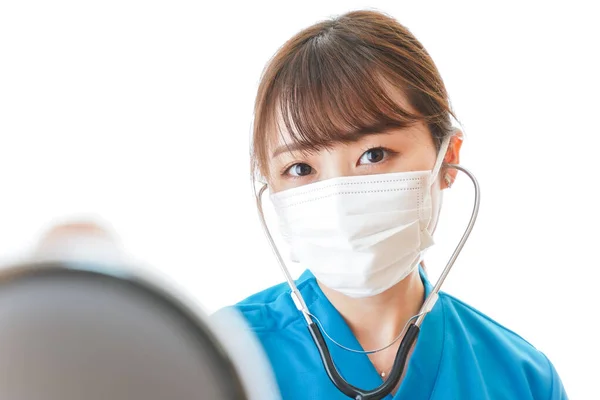 身穿医疗制服的年轻女性 戴着白色背景的防护面具 为一种新型的科罗纳病毒工作的医务工作者 — 图库照片