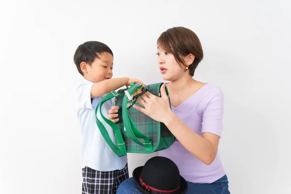 Ung Mor Och Barn Går Skolan — Stockfoto