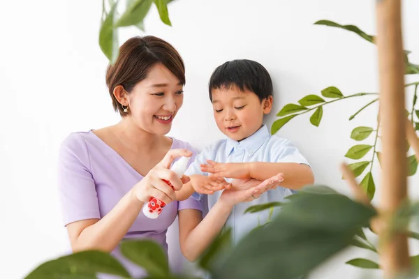 Mère Utilisant Spray Pour Désinfecter Les Mains Son Enfant — Photo