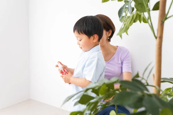 Mother Using Spray Sanitize Hands Her Child — Stock Photo, Image