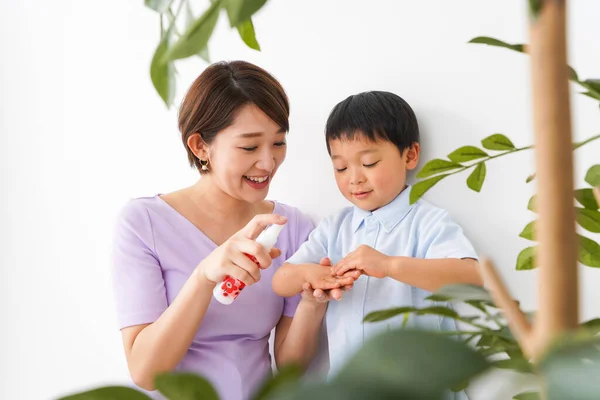 Mother Using Spray Sanitize Hands Her Child — Stock Photo, Image