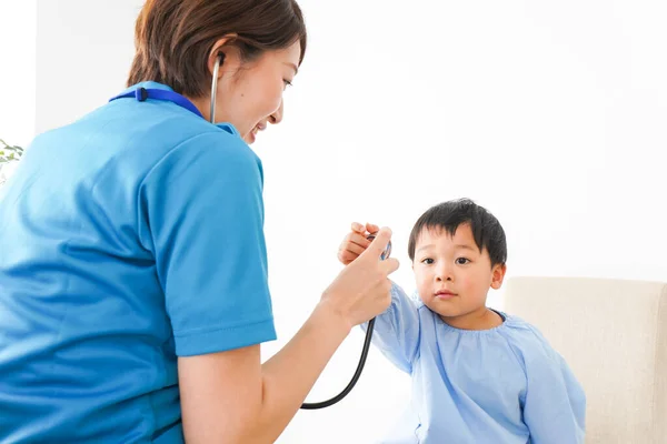 Jonge Verpleegster Zorgt Voor Kind — Stockfoto