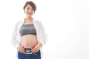 Yankılanan bebek görüntüsüne sahip hamile bir kadın.