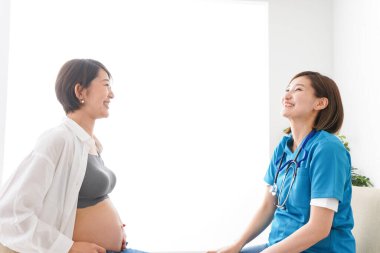 Hastanede muayene olan hamile bir kadın.