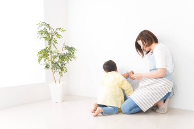 Anaokulunda oynayan çocuklar ve öğretmenler