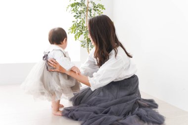 Bebek evde anneyle oynuyor.