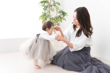 Bebek evde anneyle oynuyor.