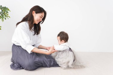 Bebek evde anneyle oynuyor.