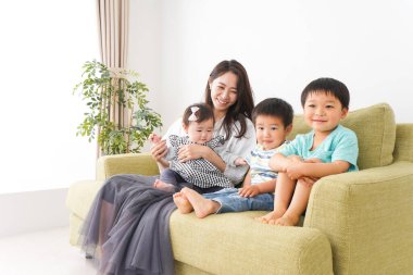 Çocuklar evde mutlu oynuyorlar.