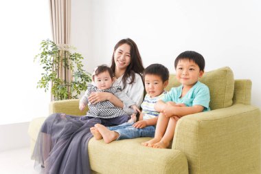 Çocuklar evde mutlu oynuyorlar.