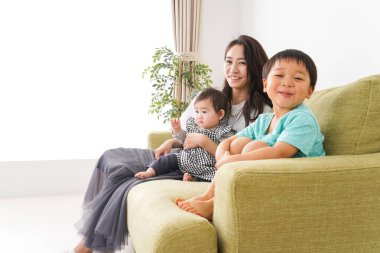 Çocuklar evde mutlu oynuyorlar.