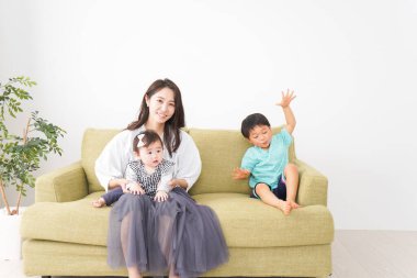 Çocuklar evde mutlu oynuyorlar.