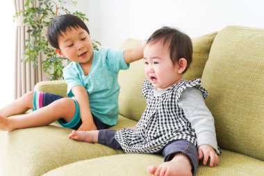 Ağlayan arkadaşınla ilgilenen çocuk