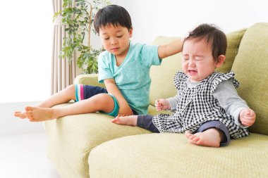 Ağlayan arkadaşınla ilgilenen çocuk