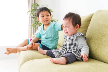 Ağlayan arkadaşınla ilgilenen çocuk