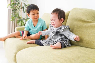 Ağlayan arkadaşınla ilgilenen çocuk