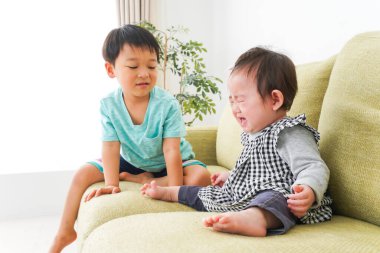 Ağlayan arkadaşınla ilgilenen çocuk