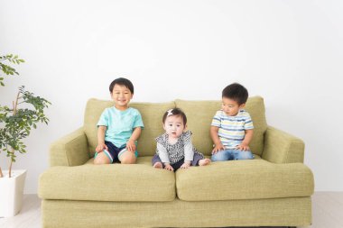 Çocuklar evde mutlu oynuyorlar.